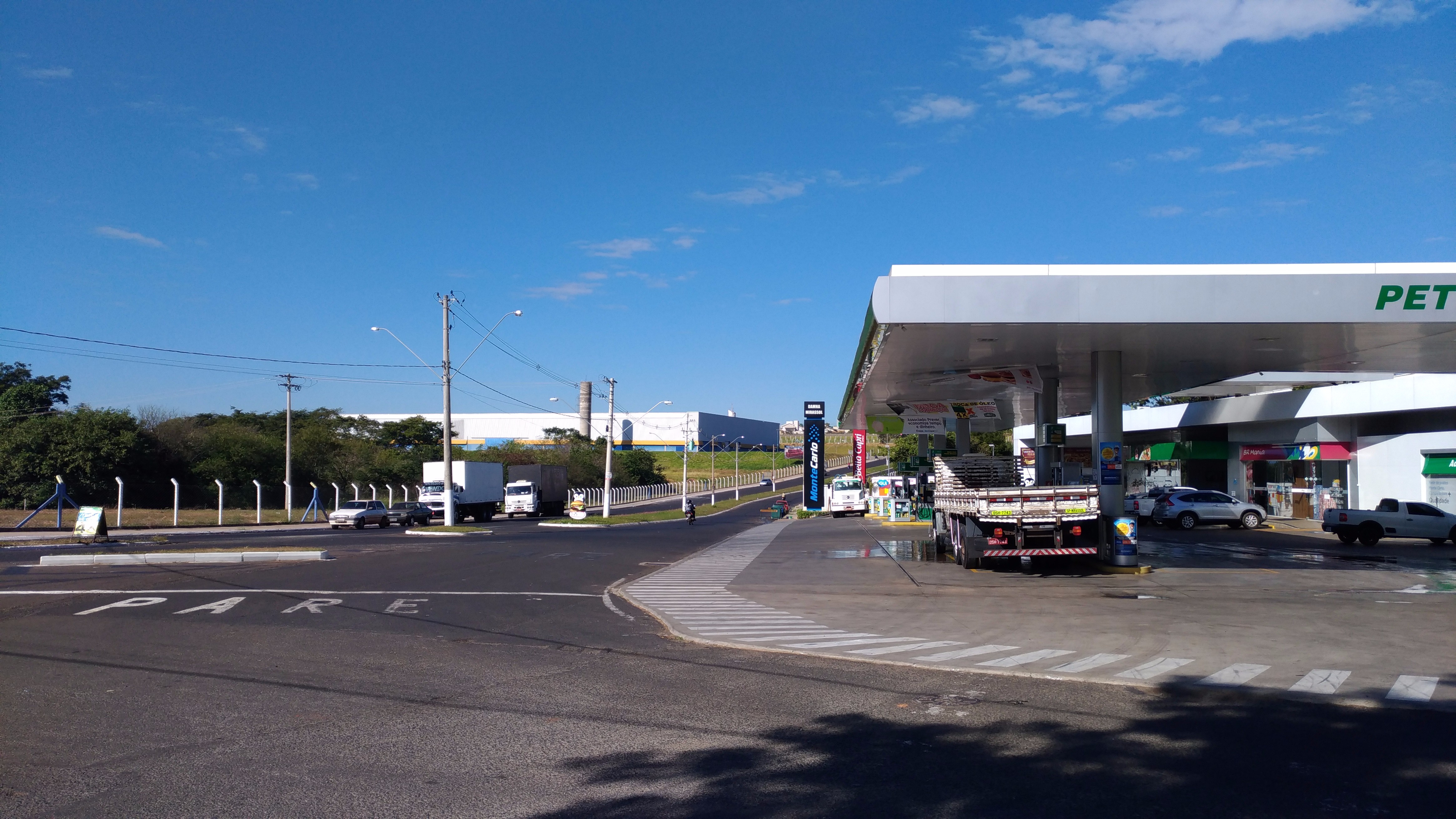 201774_15 - Estacionamento de caminhões e ônibus é proibido na avenida Fernando Antônio Vendramini